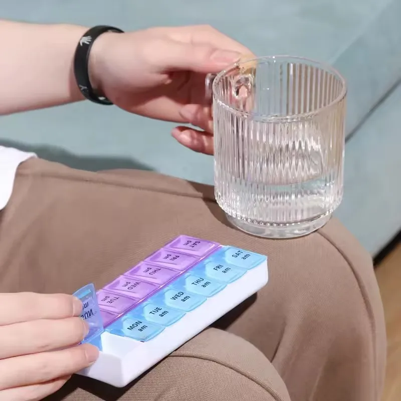 Weekly Pill Box Organizer Case - Medicine Ball Slam のレビューと価格